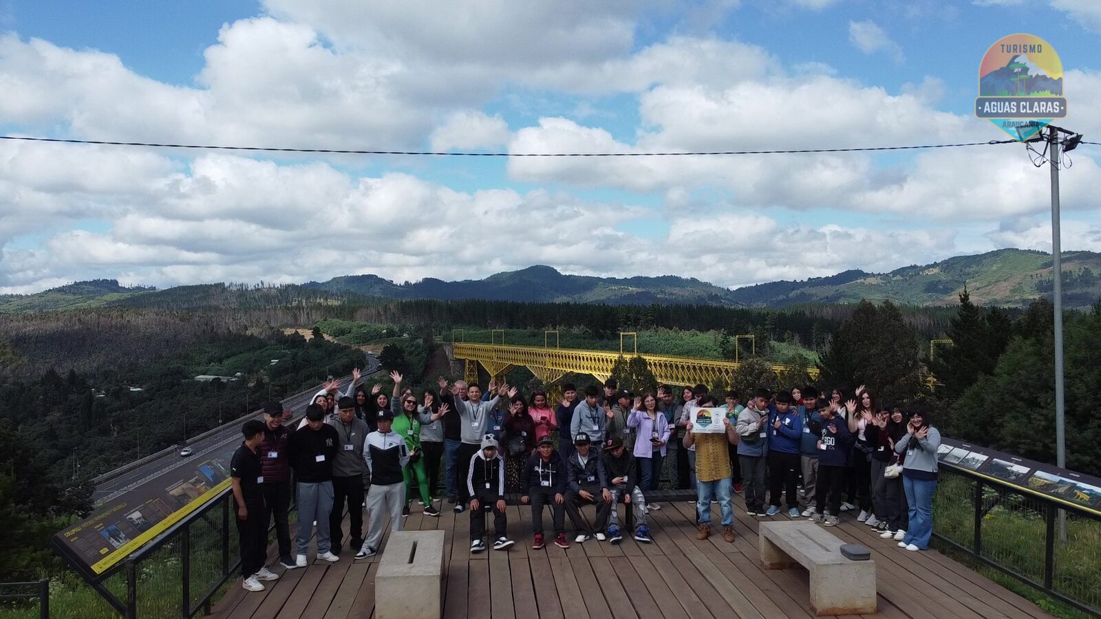 Grupo de viajeros en un mirador de Temuco