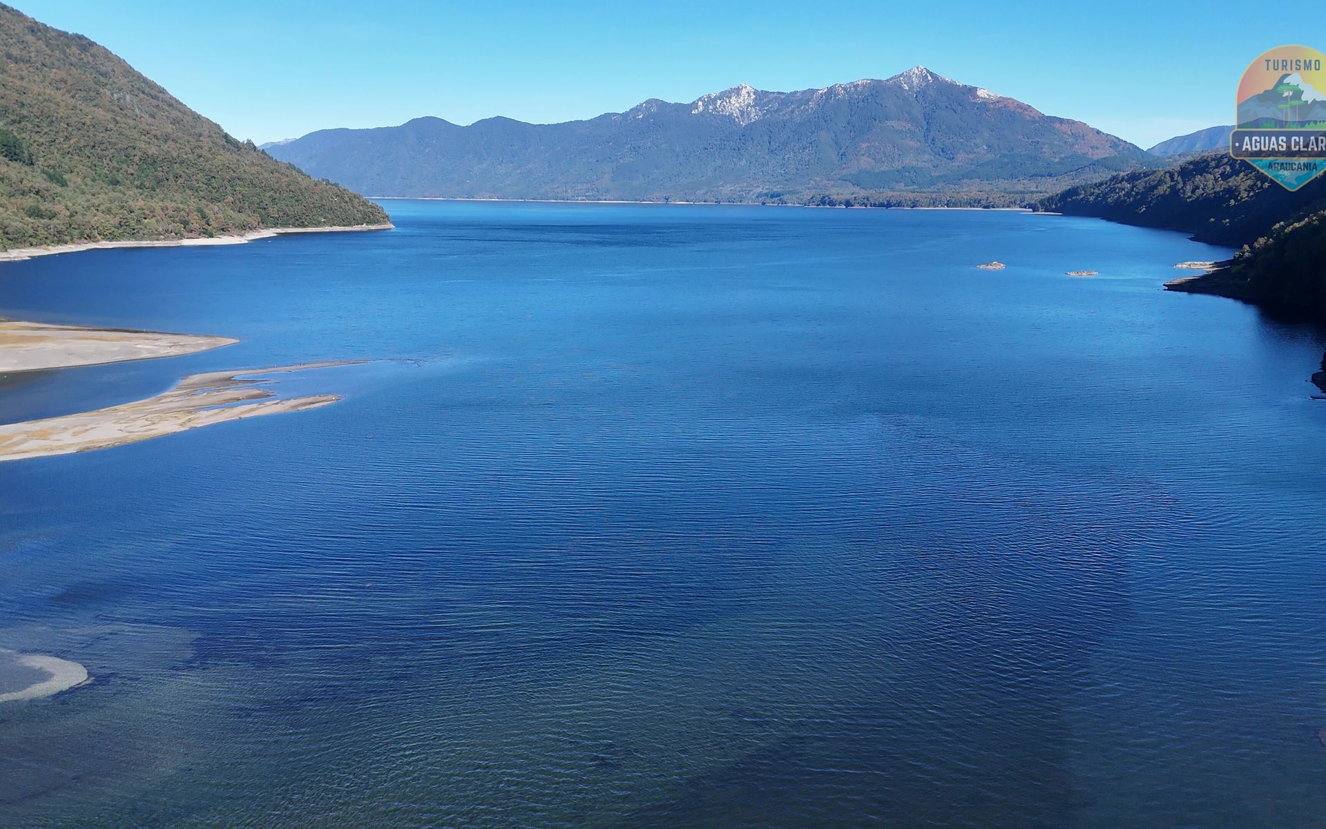 Vista aérea de lago y cordillera en la Araucanía Lacustre