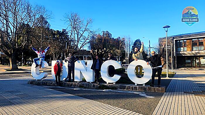Equipo de Turismo Aguas Claras antes de partir rumbo a Conguillío, en Cunco