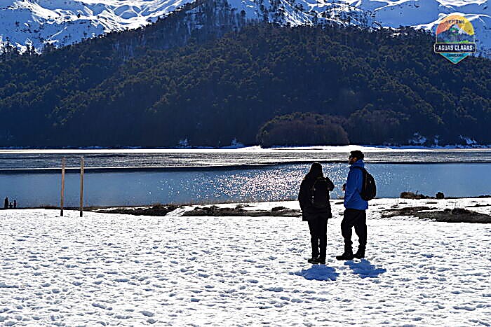 Panorámica del lago Conguillío nevado, con el volcán Llaima al fondo