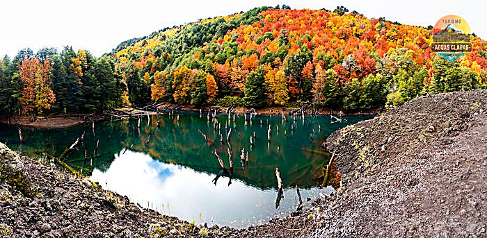 Laguna Arcoíris de origen volcánico en el Parque Nacional Conguillío, rodeada de bosque en tonos otoñales
