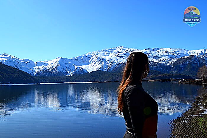 Visitante contemplando la cordillera desde un mirador en el Parque Nacional Conguillío