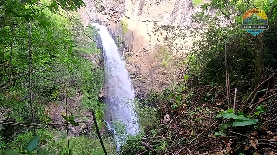 Cascada Trapalco cayendo entre columnas basálticas cubiertas de musgo, Cunco
