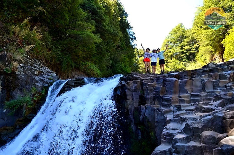 Familia sobre las columnas basálticas junto a la Garganta del Brujo, en Cunco