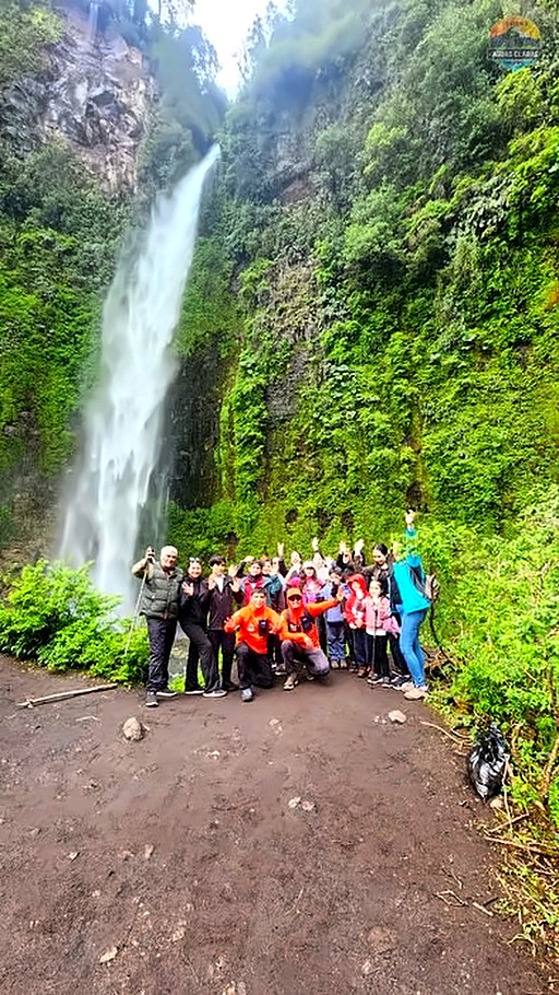 Grupo de pasajeros de Turismo Aguas Claras frente al Salto El Canelo, Melipeuco
