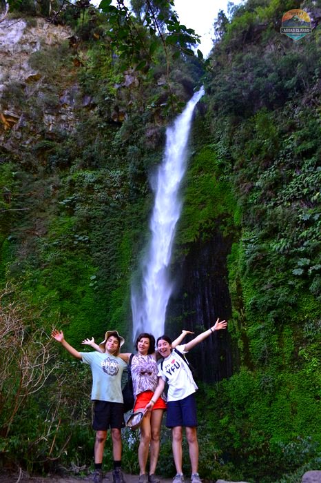 Familia frente al Salto El Canelo, cascada de 40 metros a los pies del volcán Llaima en Melipeuco