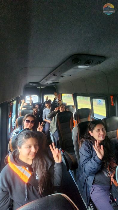 Pasajeros del tour sonriendo dentro del furgón, camino al Geoparque Kütralkura