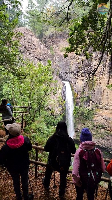 Senderistas en el mirador de la cascada Trapalco, dentro del conjunto Saltos de Curacalco en el Geoparque Kütralkura