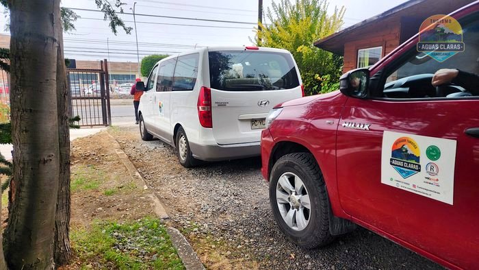 Furgón y camioneta de Turismo Aguas Claras, listos para partir hacia el Geoparque Kütralkura