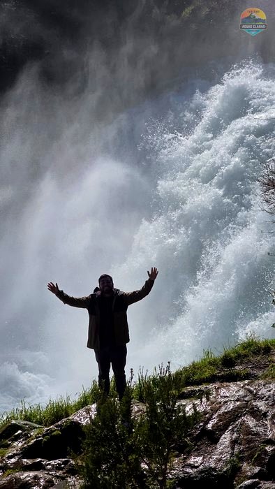 Visitante frente al Salto Truful Truful, geositio del Geoparque Kütralkura en Melipeuco