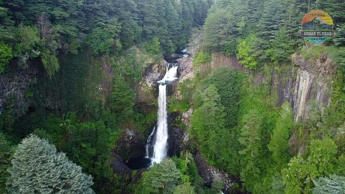 Vista aérea de la cascada Garganta del Brujo cayendo entre columnas basálticas