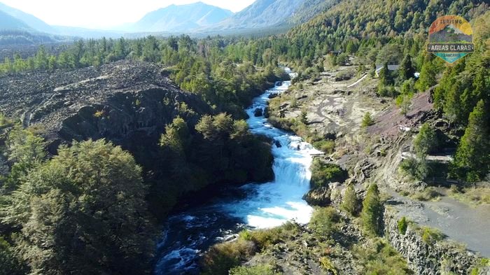 Vista aérea del salto Truful Truful y su valle, con la cordillera de fondo